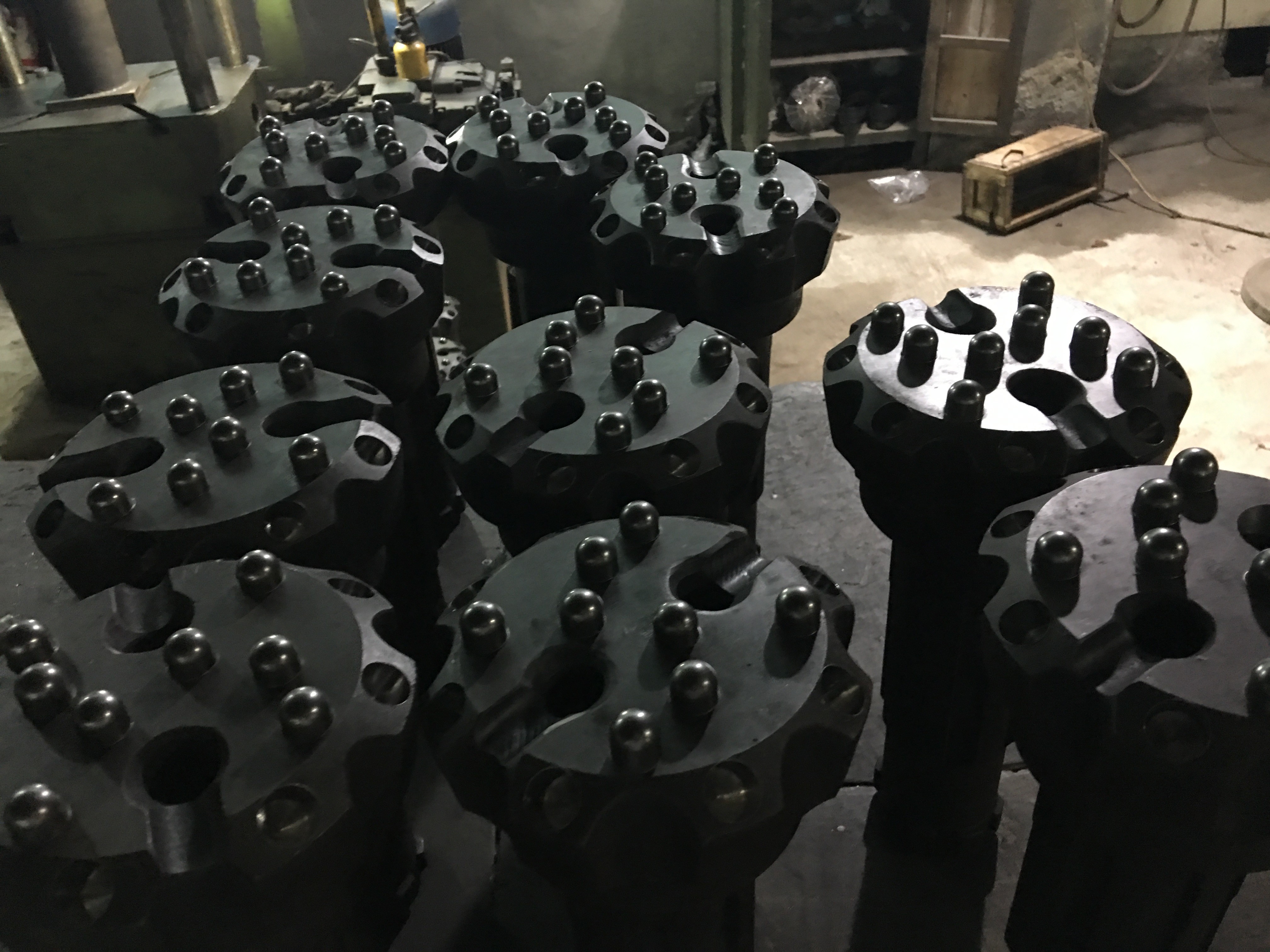 米數(shù)多潛孔鉆頭 提供高中低風壓潛孔鉆頭 潛孔沖擊器 等優(yōu)質(zhì)采掘鉆具